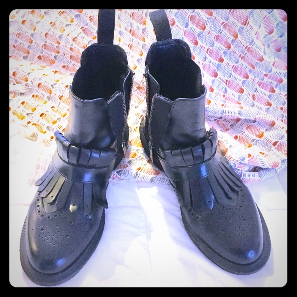 Dr. Martens Tina Brogue Chelsea kiltie Black boot